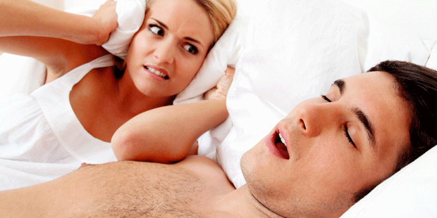 Ein Mann schnarcht und hält seine Frau wach