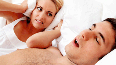Ein Mann schnarcht und hält seine Frau wach - Foto: Fotolia