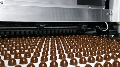 Schokolade auf dem Förderband - Foto: iStock/Евгений Харитонов