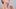 Frau hält sich mit beiden Händen den Hals - Foto: istock/chesiirecat