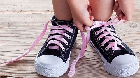 Kind bindet Schuhe zu - Foto: Fotolia