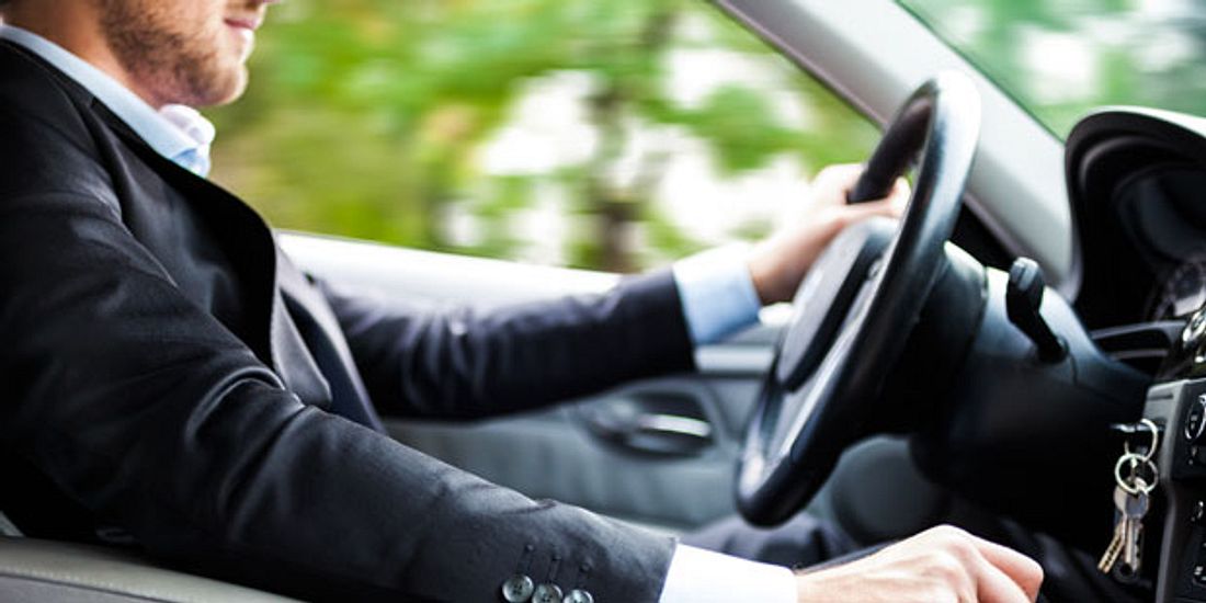Langes Autofahren kann Schulterschmerzen verursachen