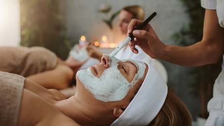 Zwei Frauen bekommen eine Gesichtsmaske in einem Kosmetikstudio - Foto: istock_vgajic
