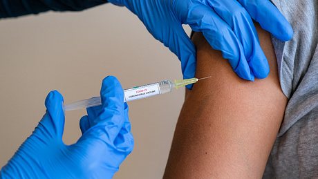 Eine Person wird gegen das Coronavirus geimpft - Foto: iStock_Chaz Bharj