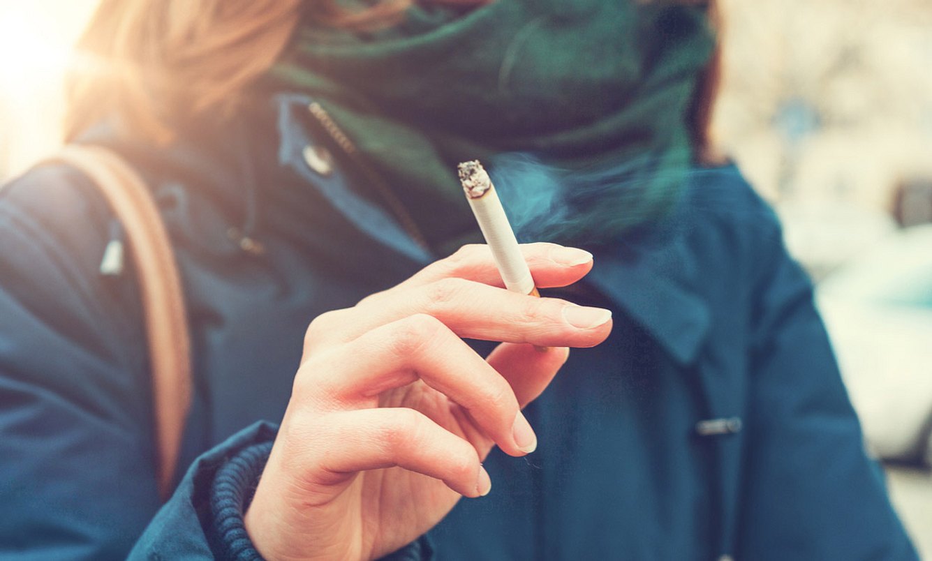 Eine Frau hält eine Zigarette in der Hand