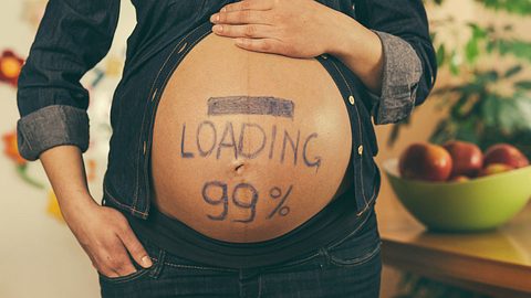 Schwangere mit bemaltem Bauch 99 Prozent Load - Foto: iStock/Mixmike
