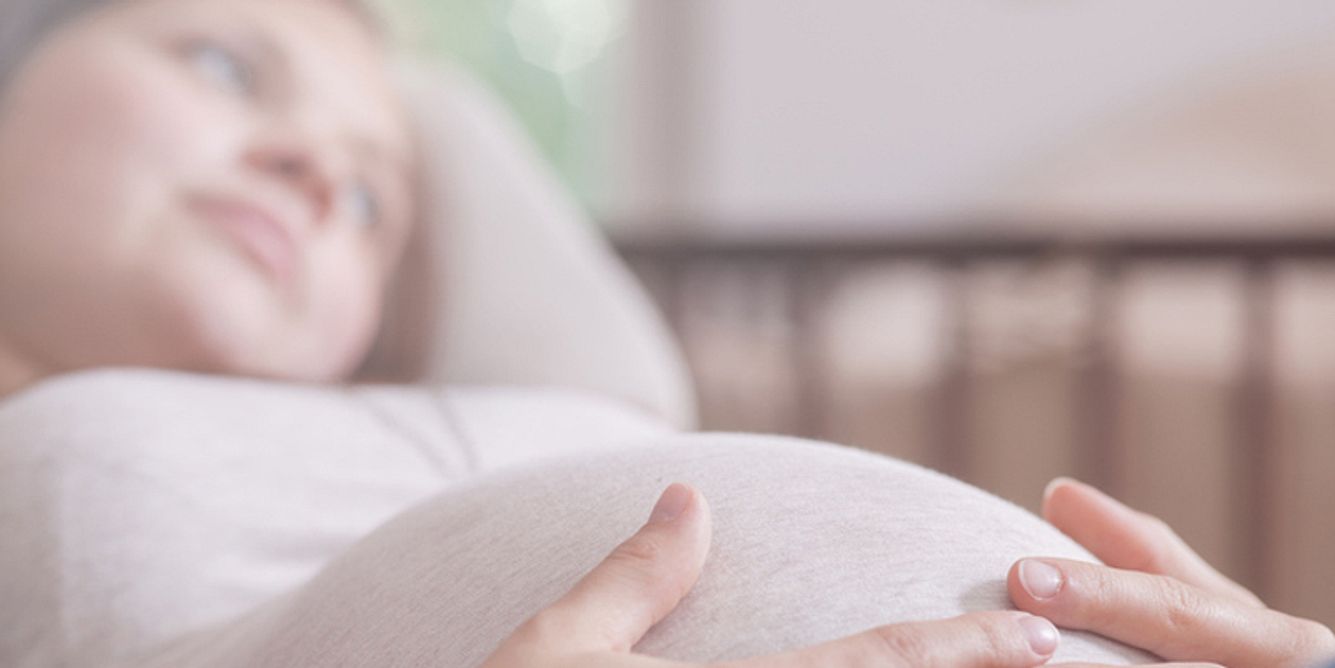 Schwangere liegt auf der Couch