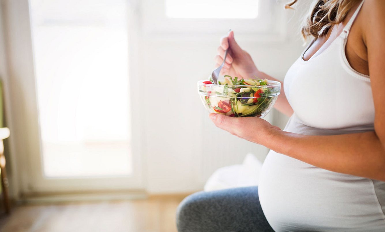 Schwangere Frau isst
