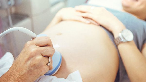 Eine Schwangere beim Ultraschall - Foto: iStock
