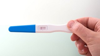 Hand hält positiven Schwangerschaftstest - Foto: iStock/ Stephan Zabel