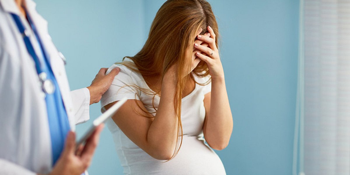 Eine Frau verzweifelt nachdem sie die Diagnose Schwangerschaftsvergiftung erhalten hat
