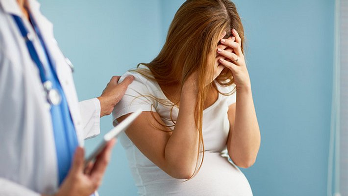 Eine Frau verzweifelt nachdem sie die Diagnose Schwangerschaftsvergiftung erhalten hat - Foto: iStock
