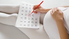 Eine schwangere Frau markiert im Kalender den 18. - Foto: iStock / FotoDuets 