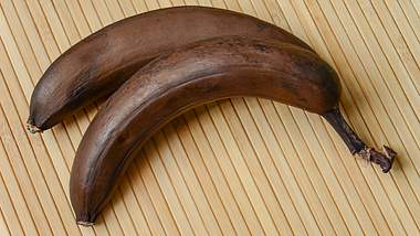 Schwarze Bananen: Noch genießbar oder ungesund? - Foto: iStock / ADELART