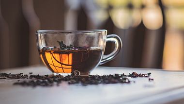 Eine Tasse schwarzer Tee - Foto: iStock_Lisa Hobbs