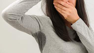 Schweißgeruch aus Kleidung entfernen: 5 Tipps gegen den Mief - Foto: iStock / tylim
