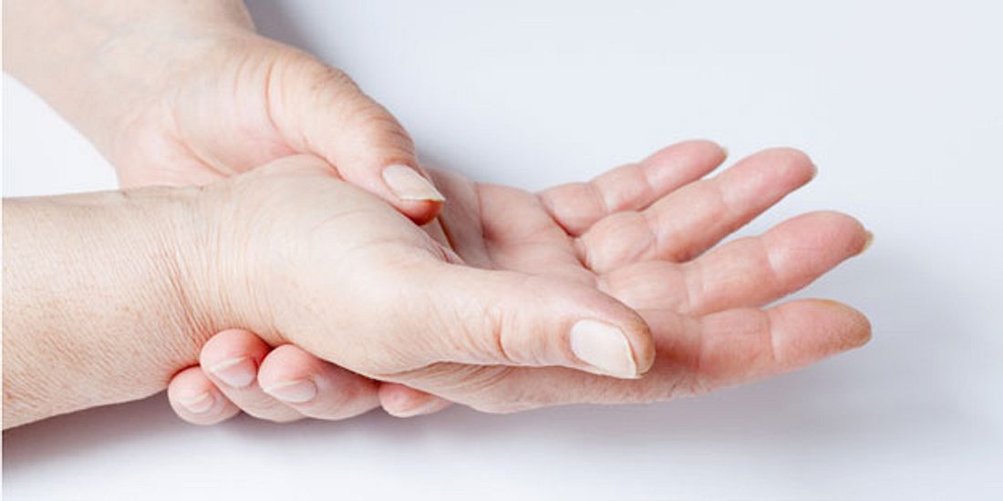 Schwellungen der Hände als Symptom bei Rheuma
