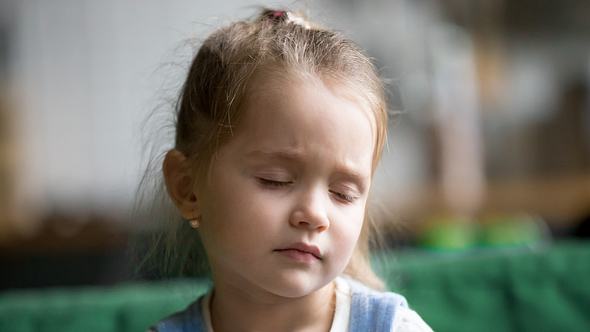 Kind mit Schwindel schließt die Augen - Foto: iStock/fizkes
