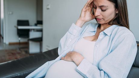 Einer Schwangeren ist schwindelig - Foto: iStock/VioletaStoimenova