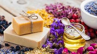 Hausgemachte Seifen, Honig, Öl und heilende Kräuter - Foto: iStock / ChamilleWhite