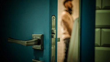 Mann aus Entfernung im Bad zu sehen - Foto: iStock/Milan Markovic