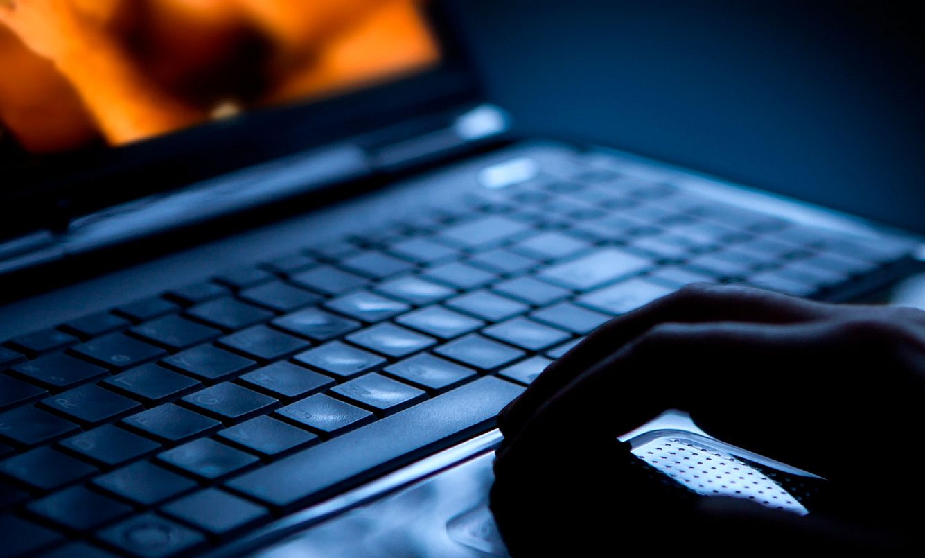 Sexsüchtiger surft im Internet