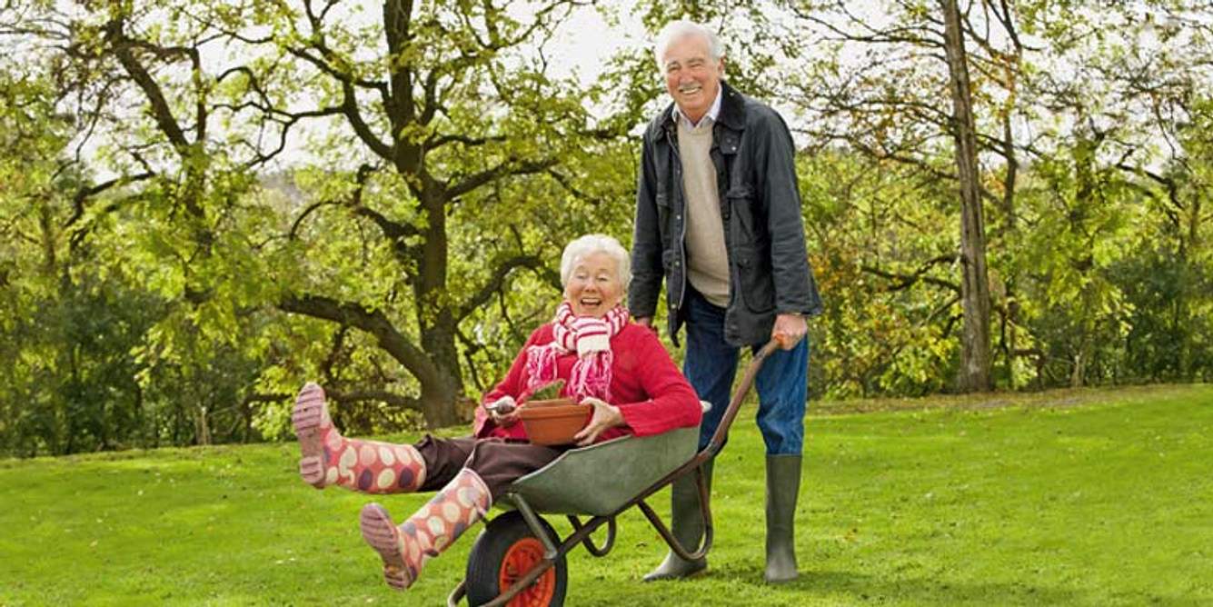 Älteres Paar fröhlich bei der Gartenarbeit
