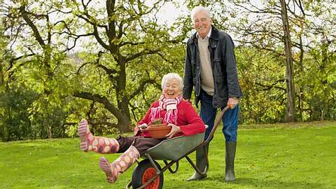 Älteres Paar fröhlich bei der Gartenarbeit - Foto: Shutterstock