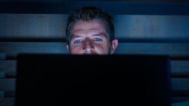 Mann schaut Pornos auf seinen Laptop - Foto: Marcos Calvo/iStock