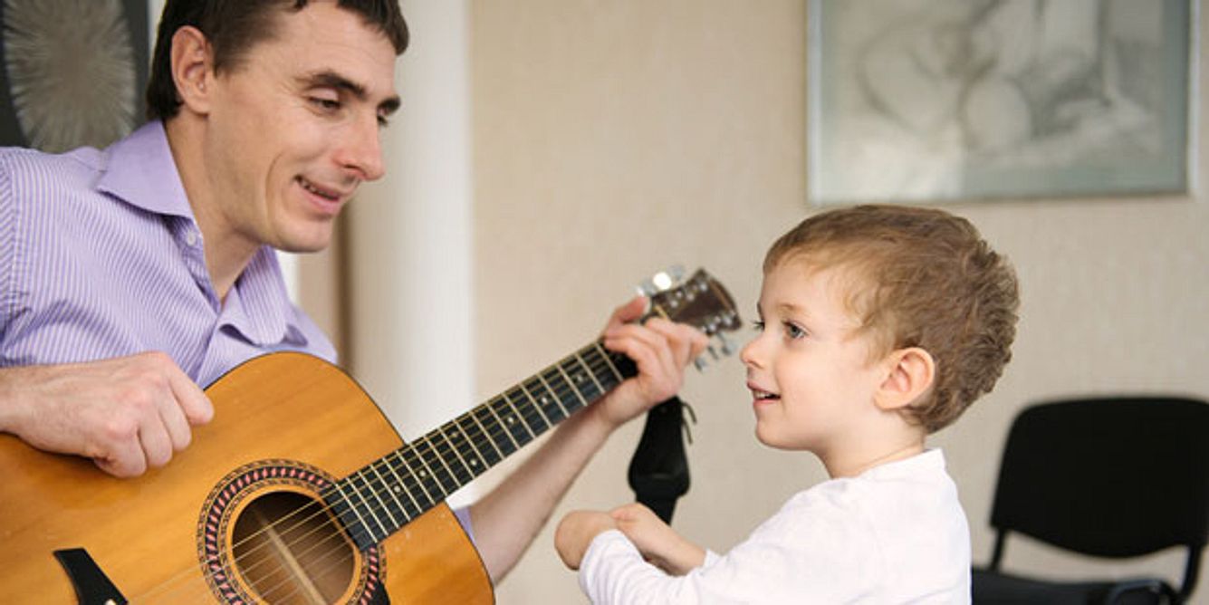 Gemeinsames Singen hilft, die Sprachentwicklung des Kindes zu fördern