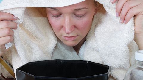 Inhalieren gegen Nasennebenhöhlenentzündung - Foto: fotolia