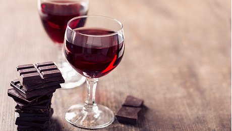 Eine Glas Rotwein und einige Stücke dunkle Schokolade - Foto: istock_SilviaJansen