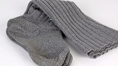Pilze und Sporen können im Wäschekorb auf andere Kleidung übergehen. Tipp: Socken getrennt von der restlichen Wäsche reinigen – bei mindestens 60 Grad werden die Fußpilz-Erreger abgetötet