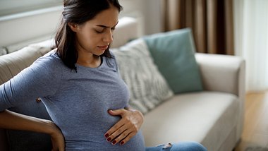 Eine schwangere Frau hält sich ihren Bauch - Foto: istock_damircudic