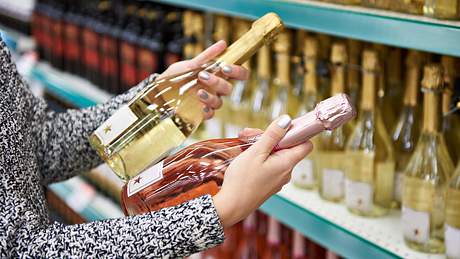Sodbrennen durch Alkohol - Foto: istock/sergeyryzhov