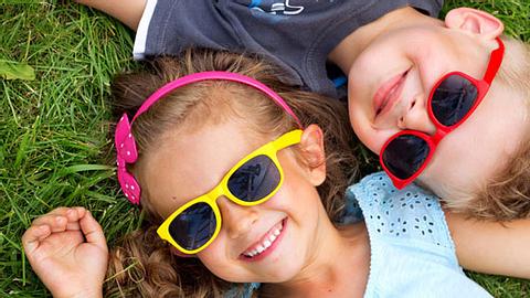 Sonnenbrille schützt Kinderaugen vor UV-Schäden - Foto: Fotolia