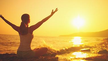 Frau sitzt in der Abendsonne - Foto: Fotolia