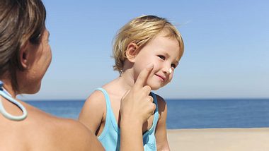 Kind mit Sonnencreme - Foto: Shutterstock