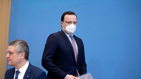 Lothar H. Wieler vom Robert Koch-Institut und Bundesgesundheitsminister Jens Spahn bei der Bundespressekonferenz - Foto: IMAGO/IPON