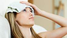 Bei Spannungskopfschmerzen kann ein mit lauwarmen Wasser getränktes Tuch auf der Stirn helfen - Foto: Fotolia