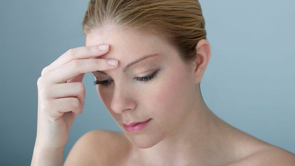 Frau hat Kopfschmerzen - Foto: Alamy