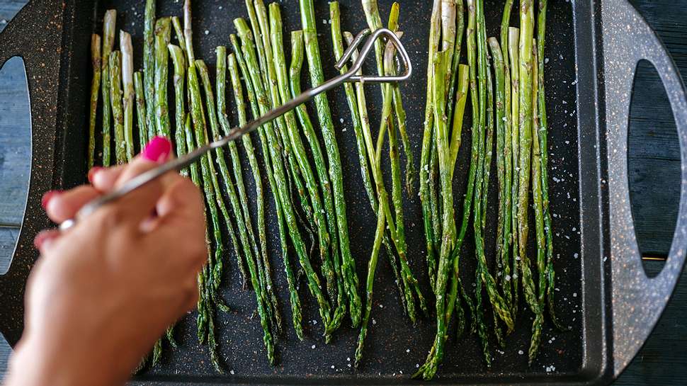 Spargel auf einem Backblech - Foto: IMAGO / Westend61