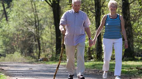 Spazierengehen lässt den Blutdruck ansteigen - Foto: Fotolia