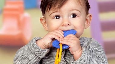Kinder nehmen Spielzeug oft in den Mund - Foto: Fotolia