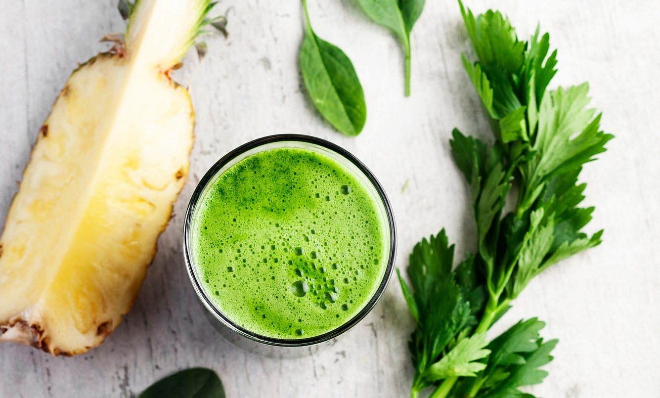 Zutaten für einen Spinat-Ananas-Smoothie