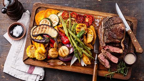 Fleisch und Gemüse auf einem Holzbrett - Foto: iStock/Lisovskaya