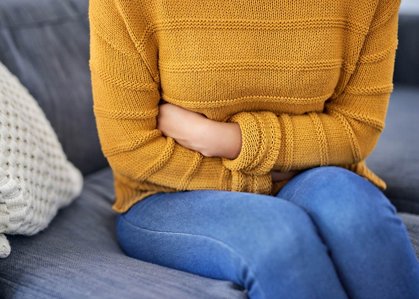 staendig-bauchschmerzen Frau mit ständigen Bauchschmerzen hält sich den Bauch
