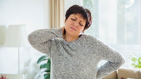 Ständige Anspannung im Körper: Ursachen und Symptome - Foto: iStock / Sasha_Suzi