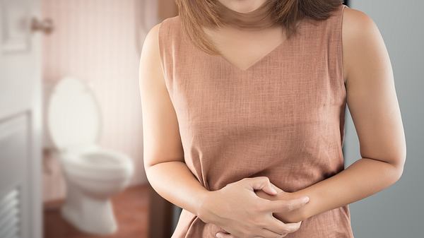 Eine Frau hat Stuhldrang - Foto: iStock_Tharakorn
