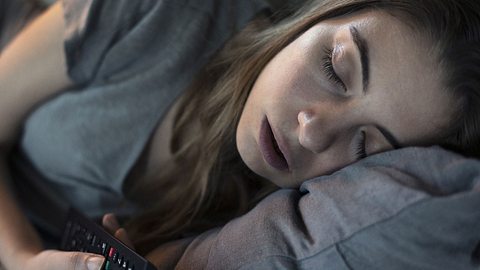 Eine Frau ist vor dem Fernseher eingeschlafen - Foto: iStock/seb_ra